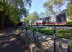 Tram passant devant arrêt Héliotropes à Bruxelles.