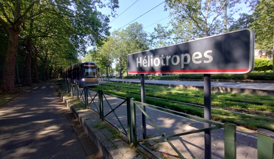 Tram passant devant arrêt Héliotropes à Bruxelles.