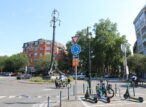 Rond-point urbain avec trottinettes électriques à Bruxelles.