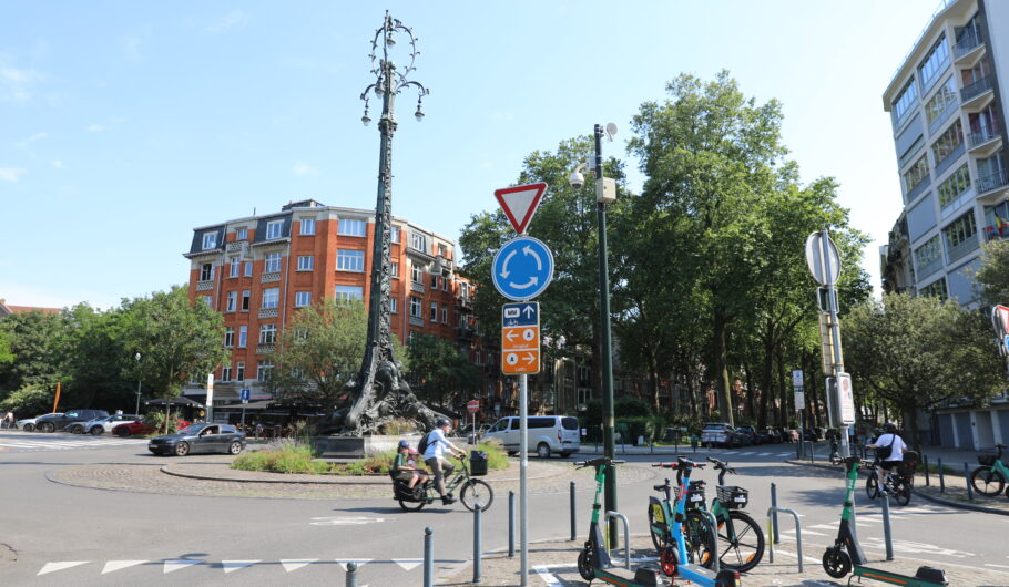 Rond-point urbain avec trottinettes électriques à Bruxelles.