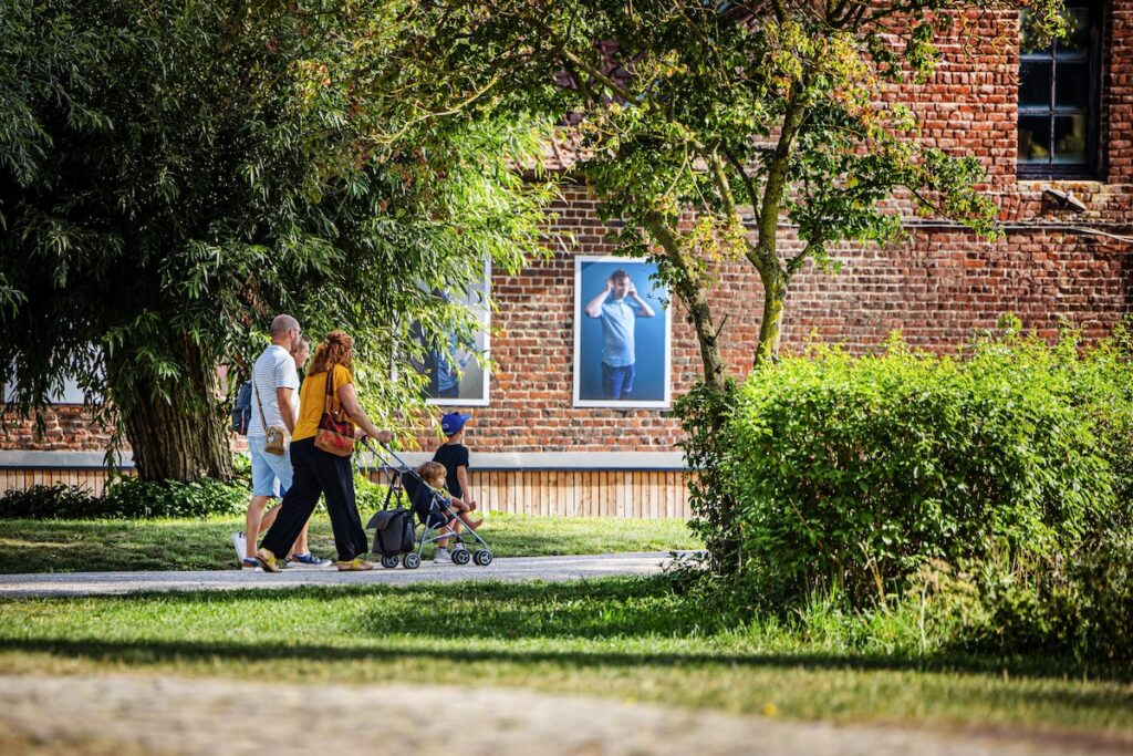 Famille se promenant dans un parc ensoleillé