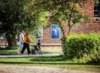 Famille se promenant dans un parc ensoleillé
