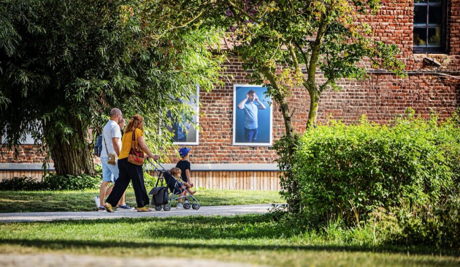 Famille se promenant dans un parc ensoleillé
