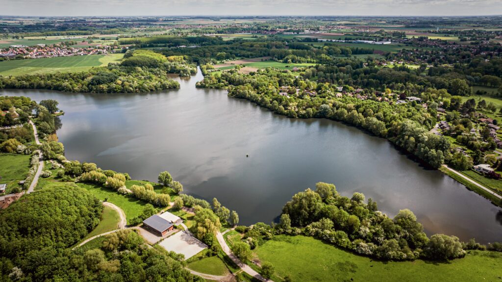 Vue aérienne du lac et paysage verdoyant belge.