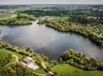 Vue aérienne du lac et paysage verdoyant belge.
