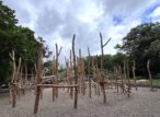 Aire de jeux en bois avec structures d'escalade.