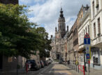 Rue de Bruxelles avec bâtiment historique.