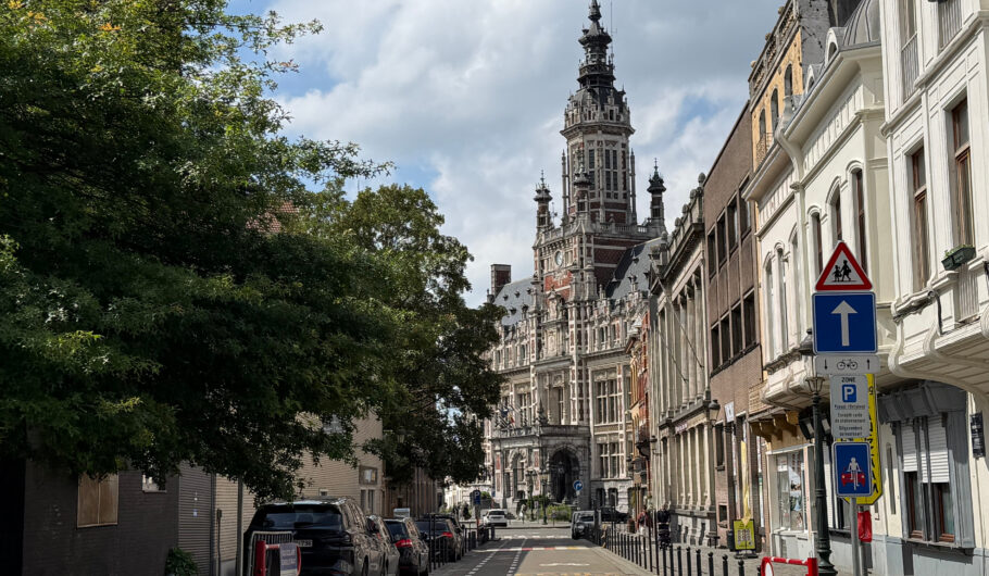 Rue de Bruxelles avec bâtiment historique.