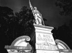Monument aux Braves surmonté d’un soldat armé