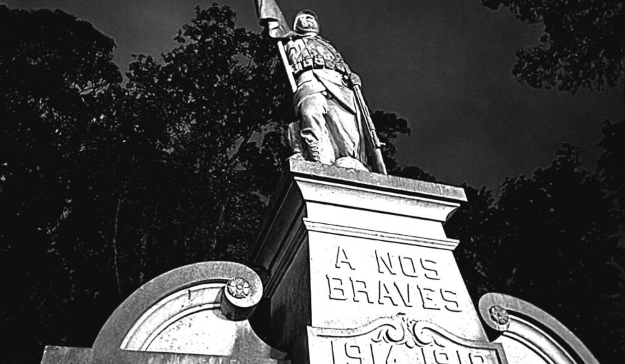 Monument aux Braves surmonté d’un soldat armé