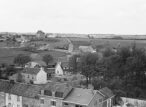 Vue aérienne d’un village rural entouré de champs