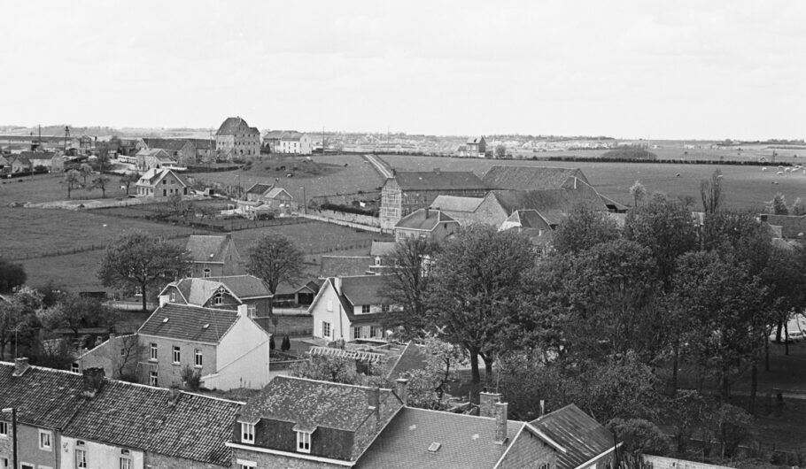 Vue aérienne d’un village rural entouré de champs