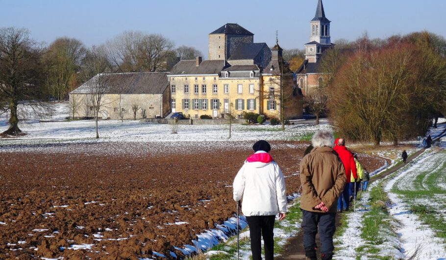 Randonneurs près d’une église et d’un château enneigés
