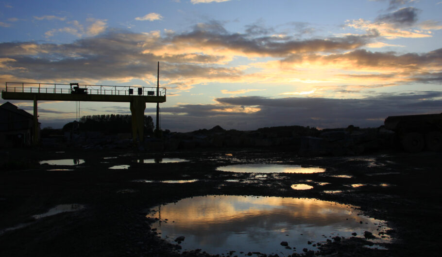 Portique industriel silhouetté au coucher du soleil