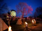 Festival nocturne avec projection lumineuse sur une tour médiévale