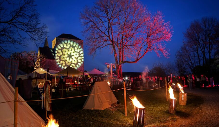 Festival nocturne avec projection lumineuse sur une tour médiévale