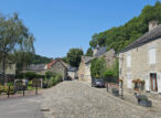 Rue pavée dans un village en pierre