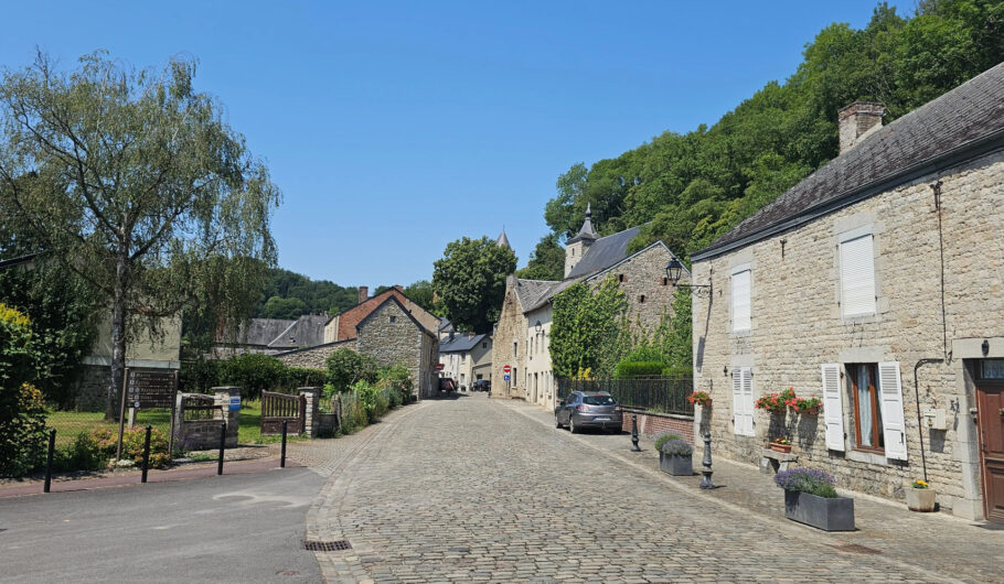 Rue pavée dans un village en pierre