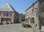 Place pavée avec maisons en pierre et briques