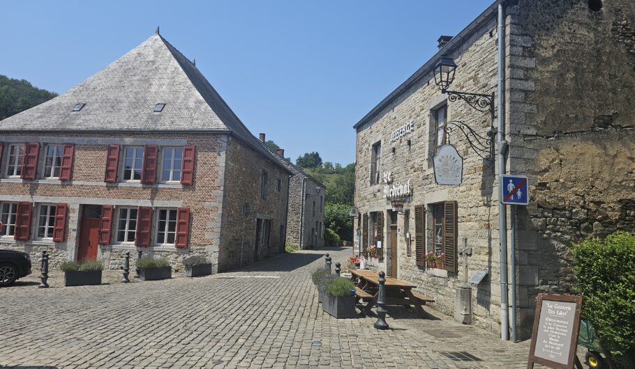 Place pavée avec maisons en pierre et briques