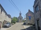 Rue de village en pierre avec église