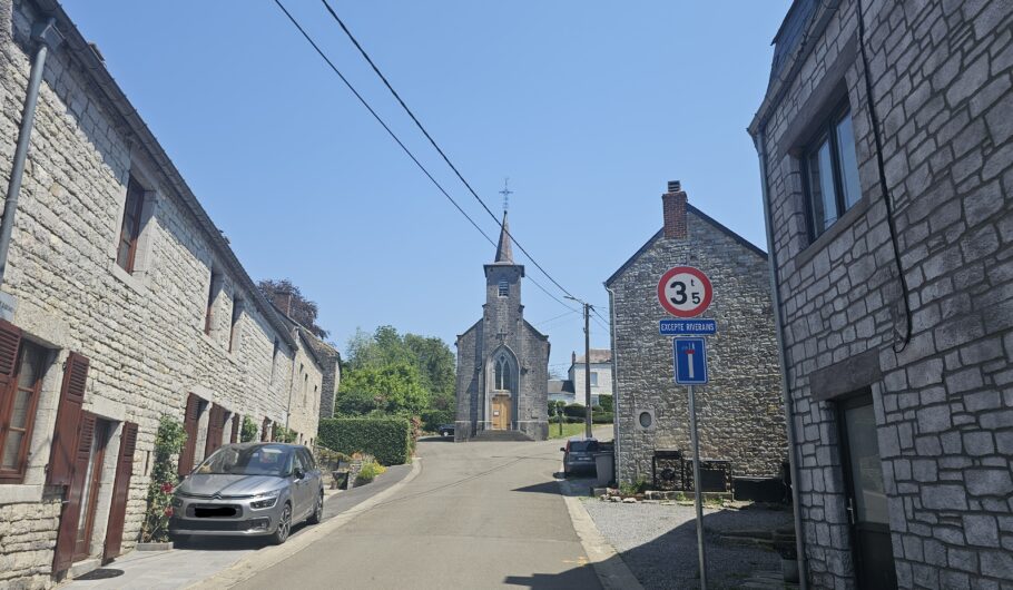 Rue de village en pierre avec église
