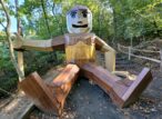 Grande sculpture en bois d’un géant en forêt