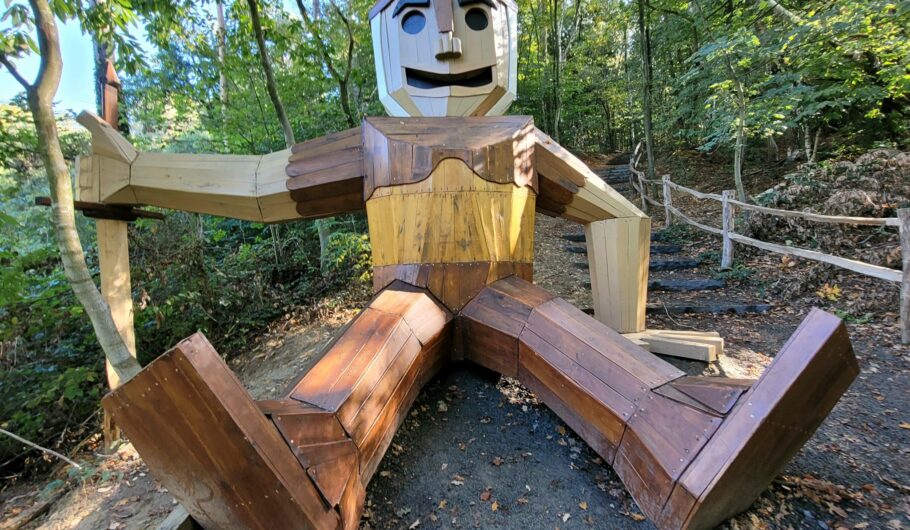 Grande sculpture en bois d’un géant en forêt