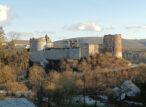 Ruines d’un château sur colline en hiver