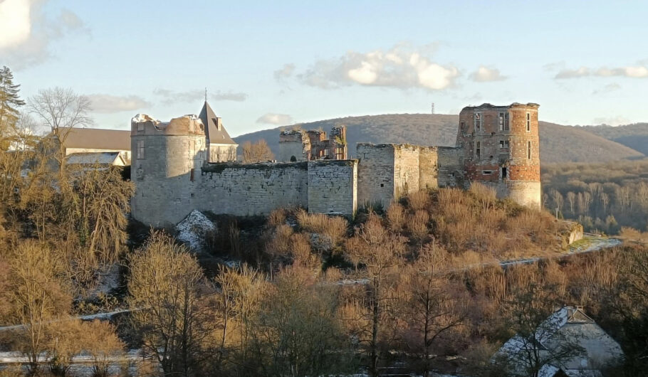 Ruines d’un château sur colline en hiver
