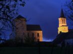 Église et château illuminés au crépuscule