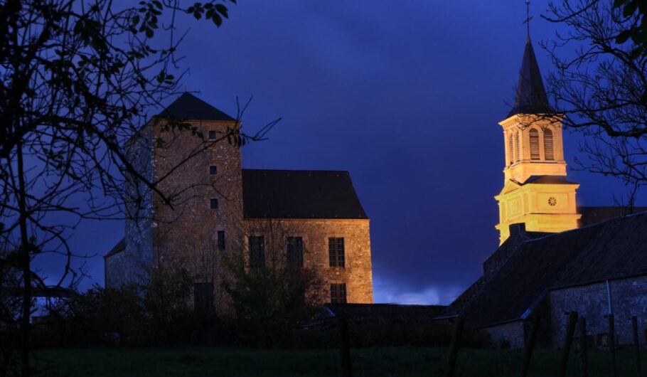 Église et château illuminés au crépuscule