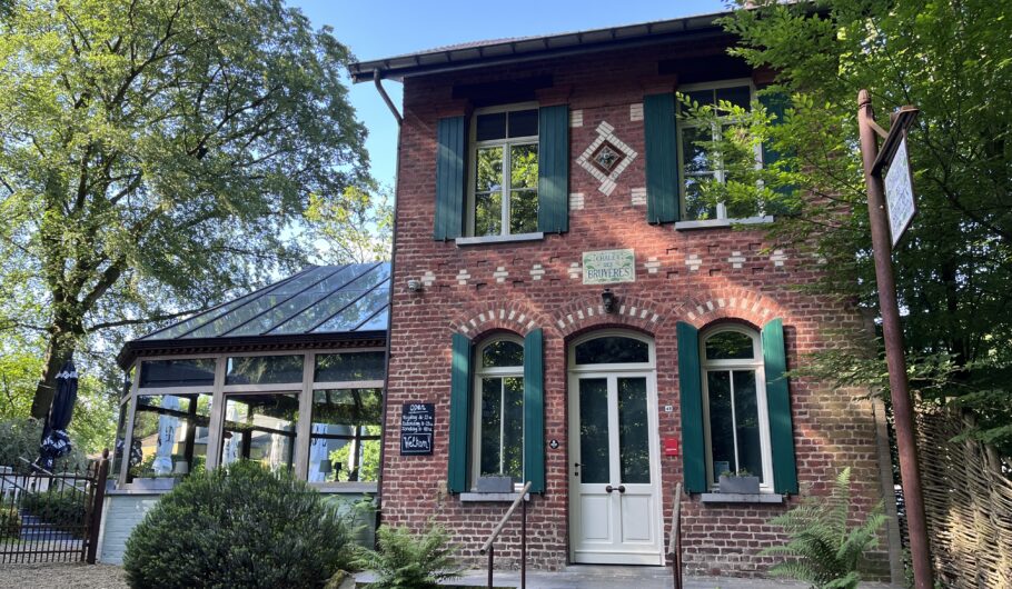 Maison en briques au milieu des arbres