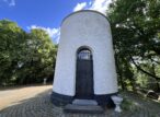 Petite tour cylindrique blanche dans un parc