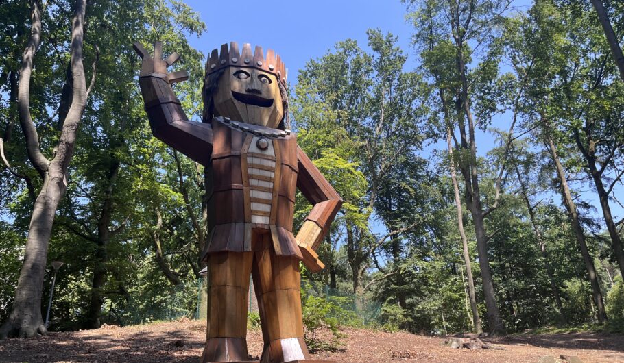 Grande statue en bois couronnée en forêt