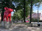Statue rouge de cochon dans un parc