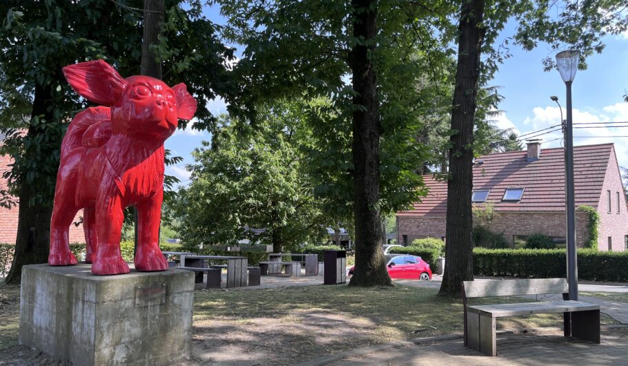 Statue rouge de cochon dans un parc