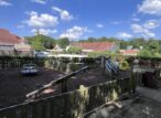 Plaine de jeux clôturée sous ciel bleu