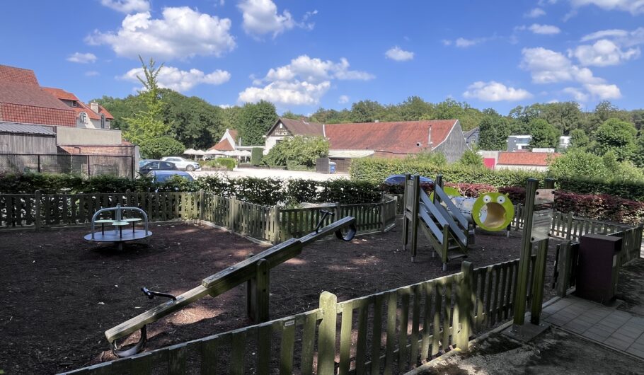 Plaine de jeux clôturée sous ciel bleu