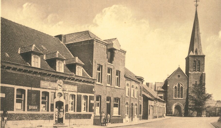 Rue ancienne avec église et Grand Salon en Belgique