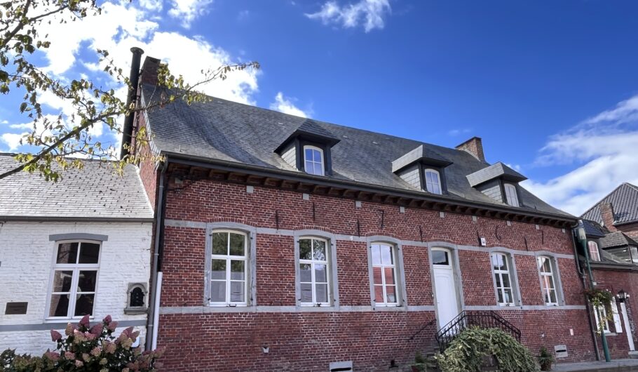 Maison traditionnelle en briques rouges sous ciel bleu