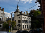 Maison historique à tourelle dans une rue belge