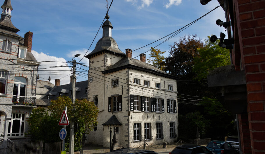 Maison historique à tourelle dans une rue belge
