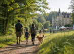 Famille avec chien marchant vers un château