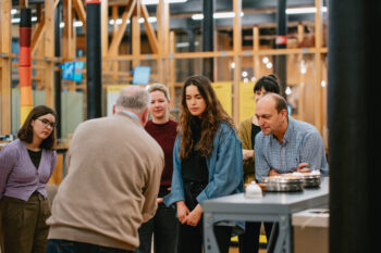 Groupe attentif autour d’une démonstration en atelier