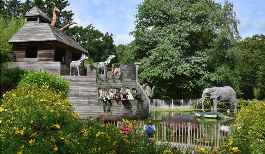 Arche de Noé avec animaux dans un parc