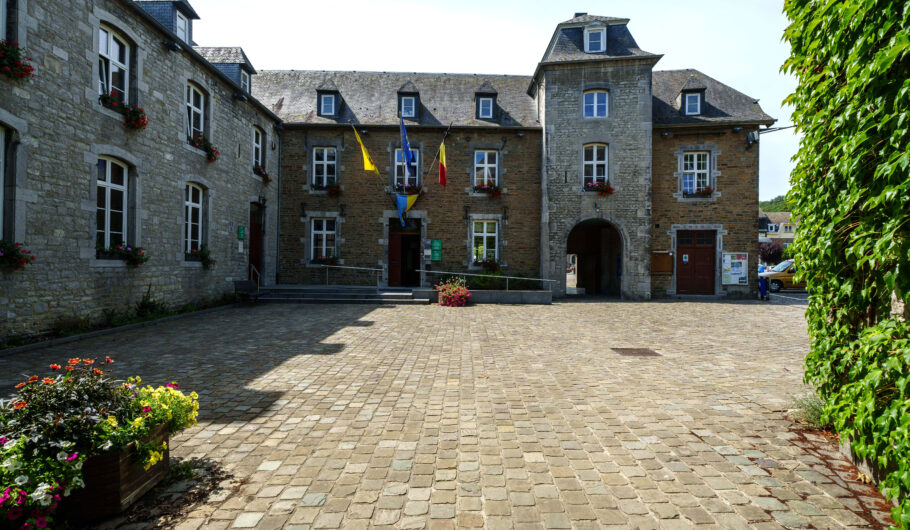 Hôtel de ville en pierre avec drapeaux belges