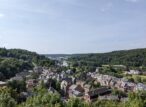 Vue panoramique d’un village belge dans une vallée boisée