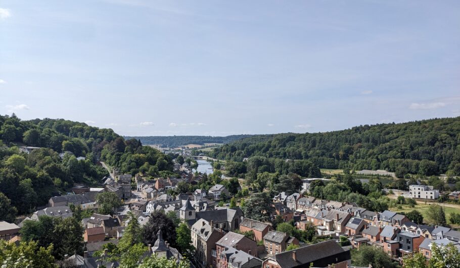 Vue panoramique d’un village belge dans une vallée boisée